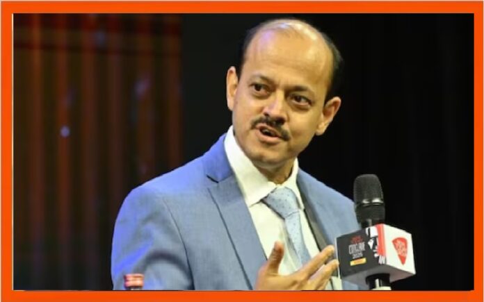Sameeran Chakravarti, Economist